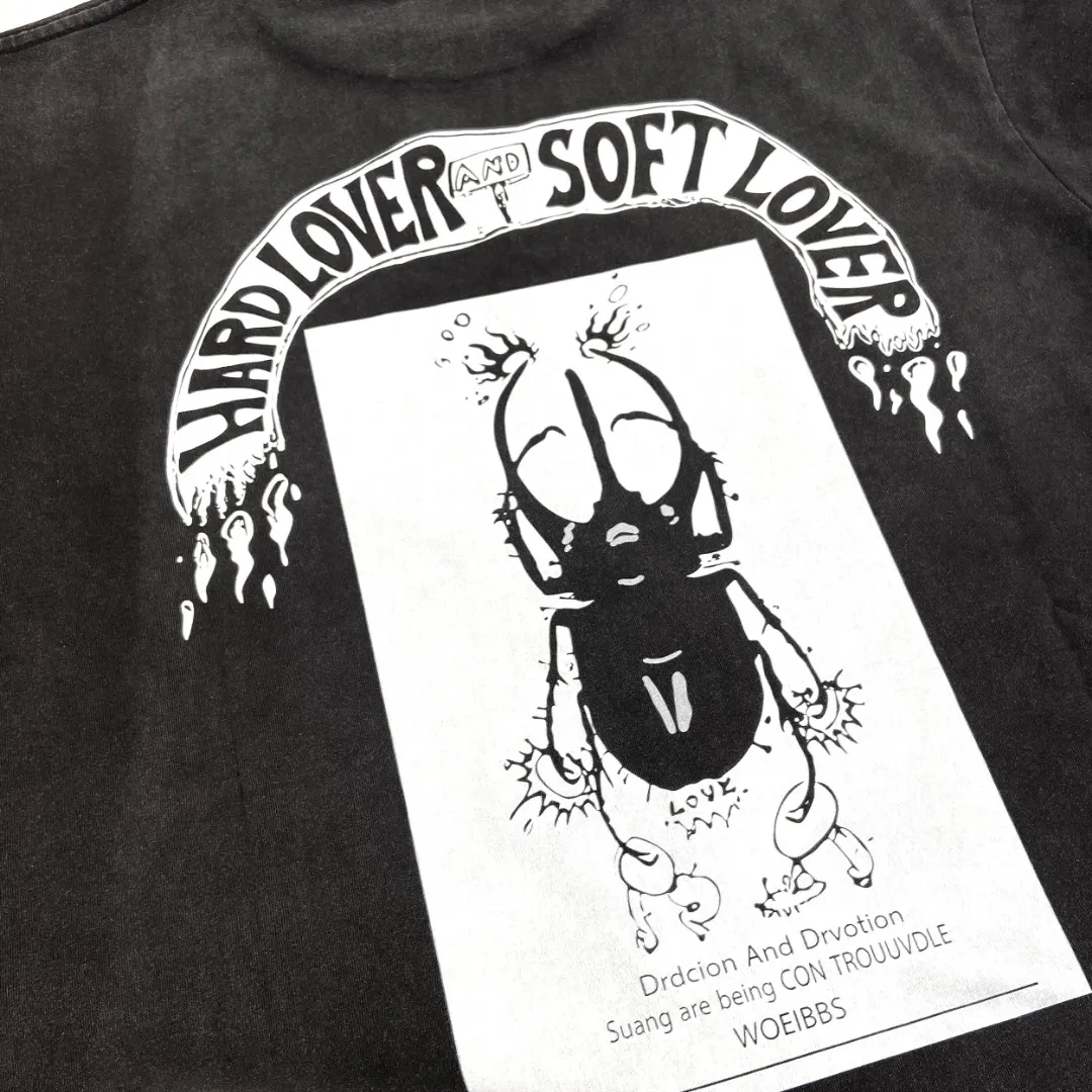 European and American SAINT Michael retro cartoon skull print washed and distressed retro Vintage loose short-sleeved T-shirt with digital white ink direct injection, the fabric is breathable and the pattern is three-dimensional and clear. Fabric: Double yarn 240g Style number: S932 Size: S-M-L-XL Color: Washed black Price: P118